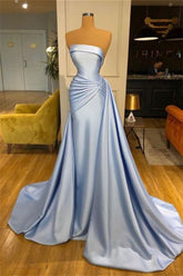 Elegante vestido de fiesta azul cielo sin mangas, corte A y con volantes